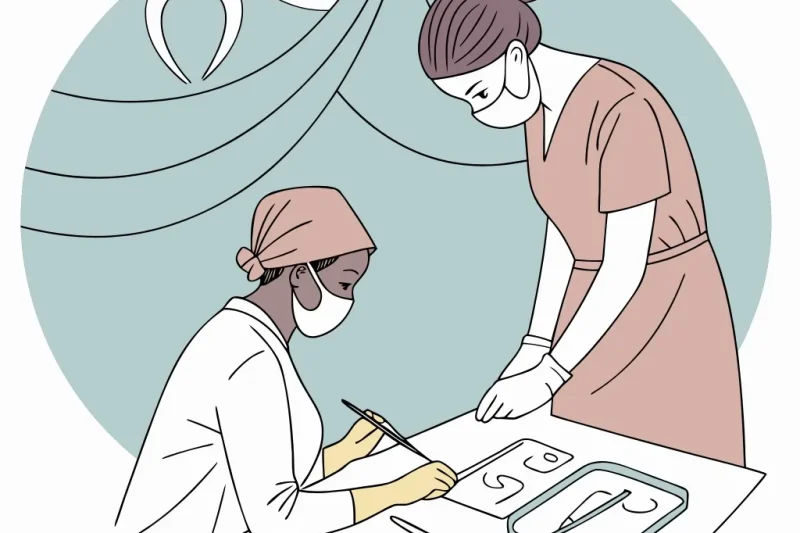 رسم توضيحي لطاقم طبي نسائي يجري إجراءات طبية مرتبطة بعمليات تجميل المهبل داخل غرفة عمليات مع أدوات جراحية معقمة.